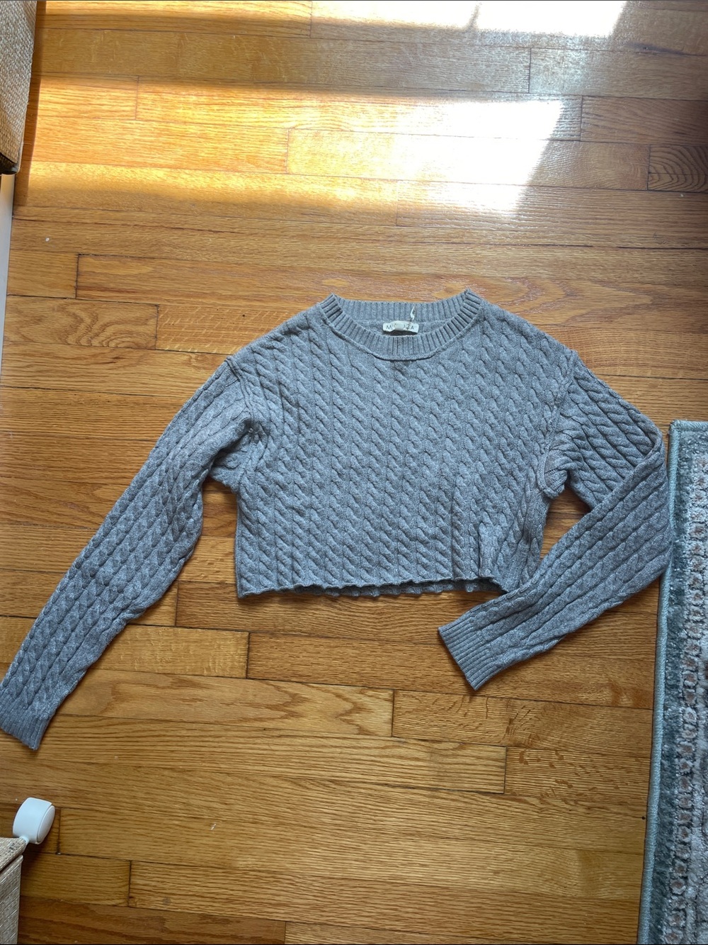 Cropped Cable-Knit Crewneck Sweater - Grey